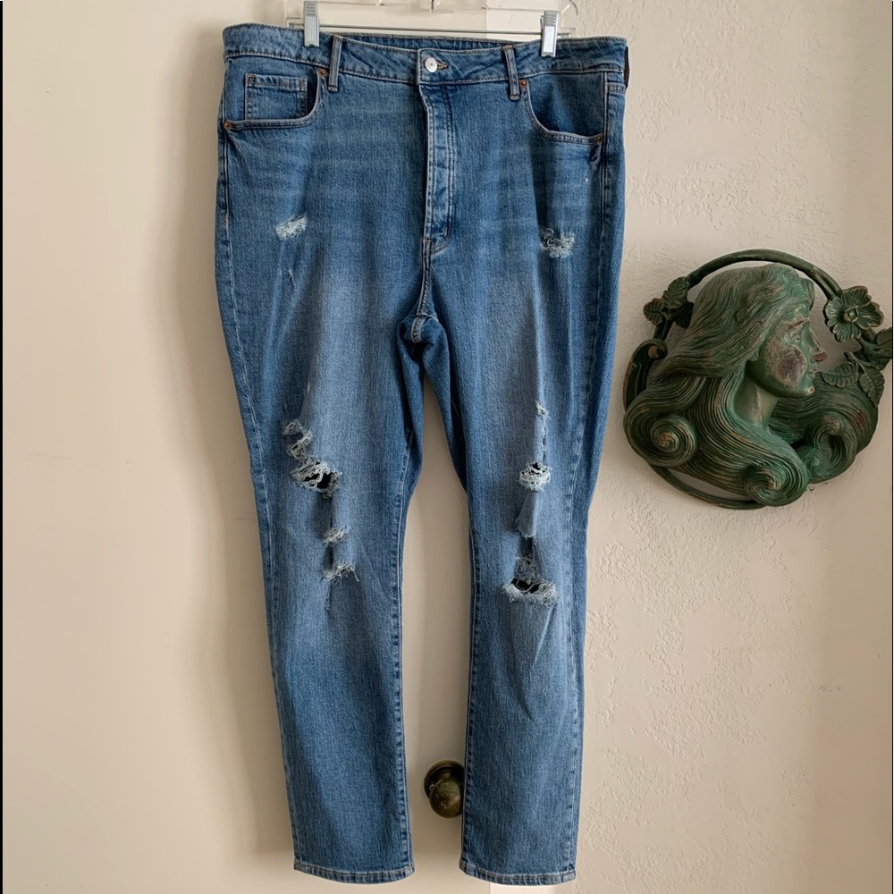 🌺Old Navy Distressed Mom Jeans🌺
